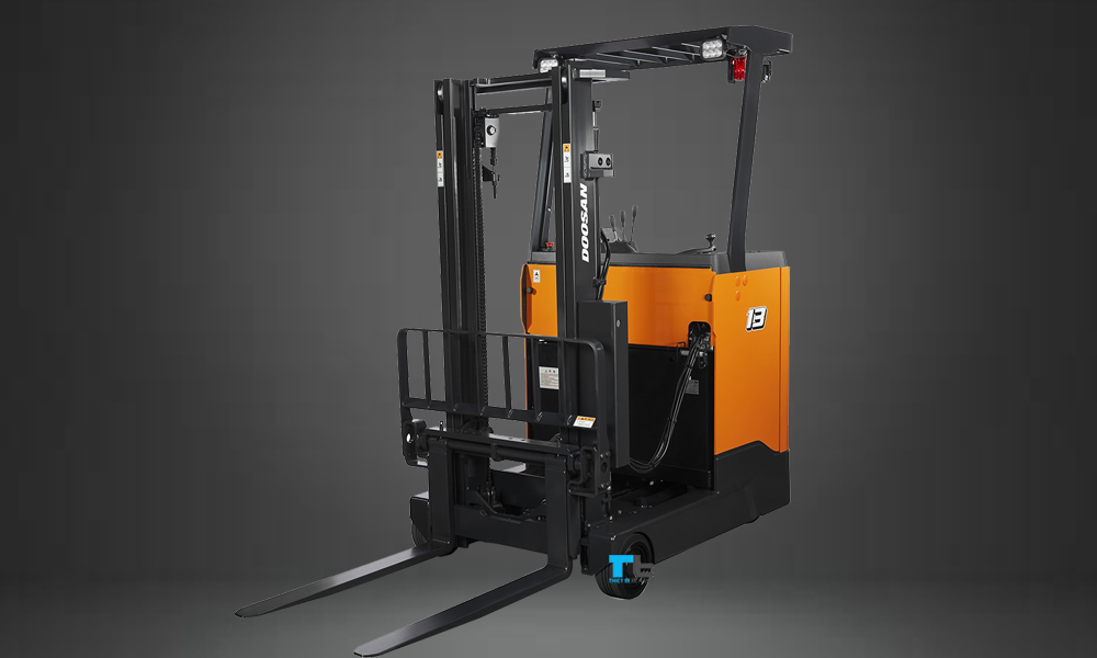 Xe nâng điện reach truck 1.3 tấn đứng lái Doosan nhập khẩu Hàn Quốc